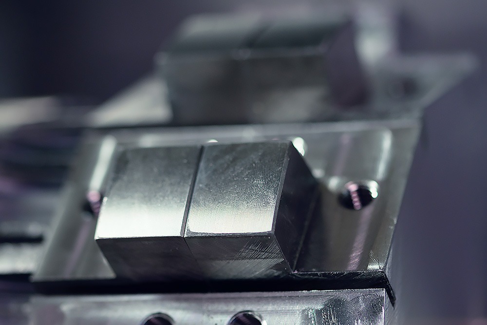 Spaantec bean cutters - milled component in steel fixed in cnc milling machine - image with details